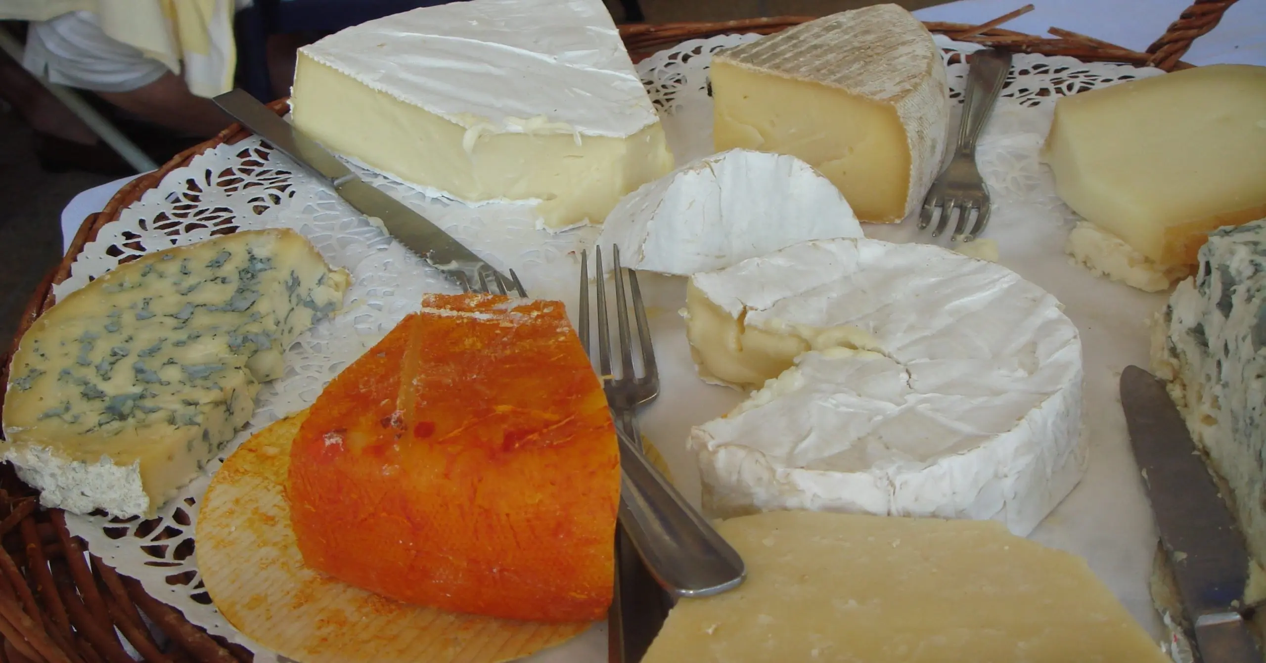 Russie : Avec l’embargo, les jeunes passent du fromage français à la mozza biélorusse