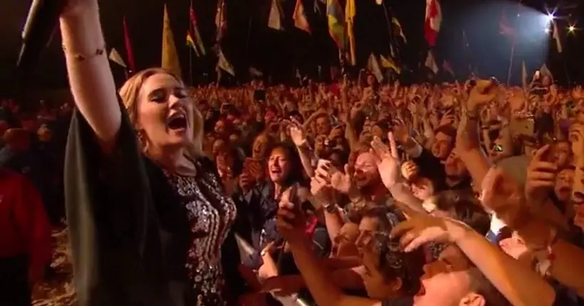 Vidéo : à Glastonbury, Adele en osmose avec 150 000 personnes sur “Someone Like You”
