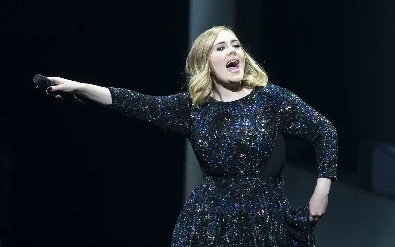 Vidéo : Adele interrompt son concert pour encourager les Bleus