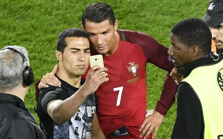 Vidéo : le selfie de Cristiano Ronaldo avec un fan sur la pelouse du Parc