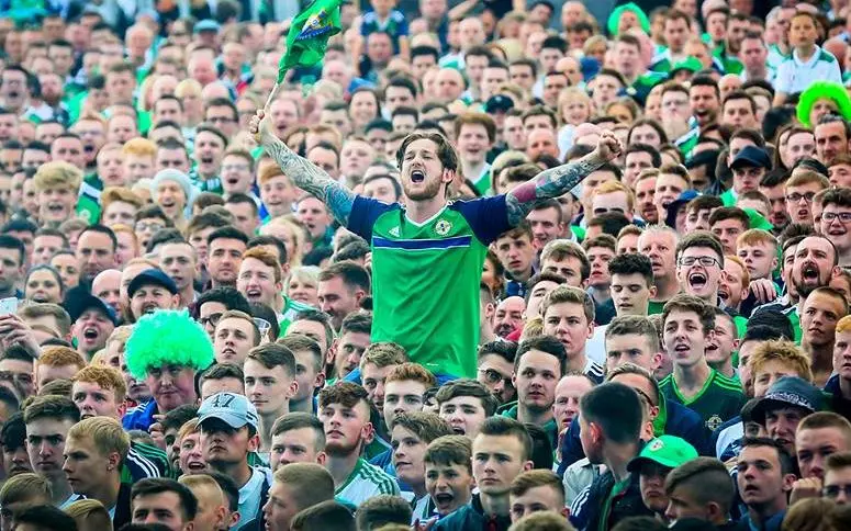 Vidéo : les stars de l’Irlande du Nord font une belle surprise à un jeune supporter