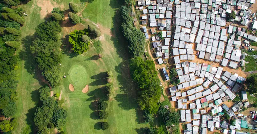 En images : les barrières entre riches et pauvres dans les villes d’Afrique du Sud