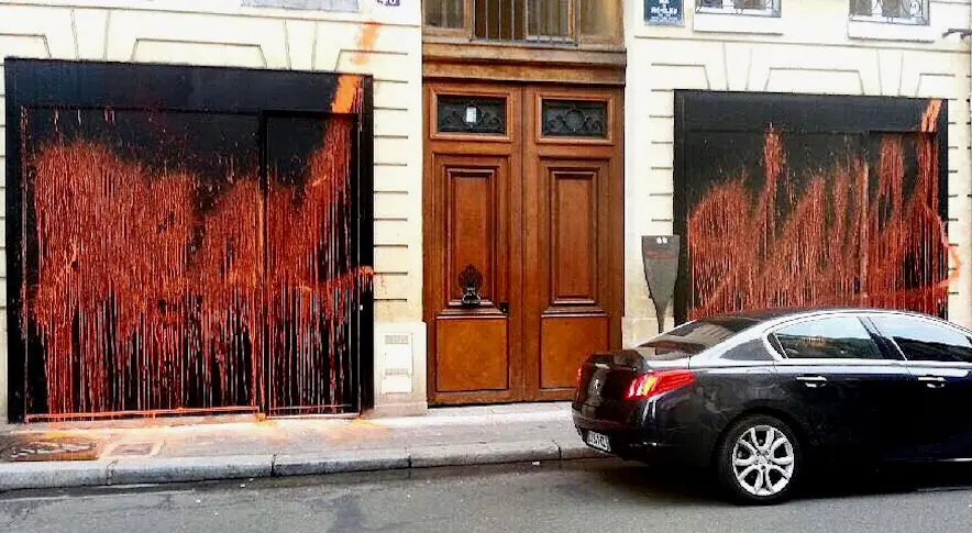 En images : quand le street-artist Kidult vandalise le pop-up store de Kanye West