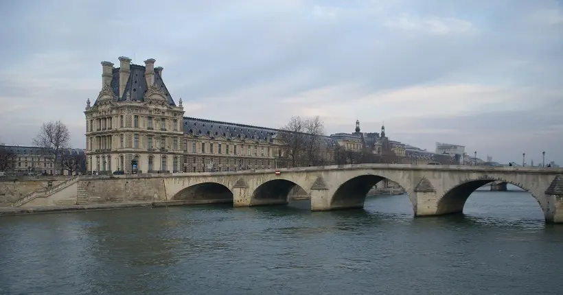 Branle-bas de combat au Louvre, menacé par la crue de la Seine