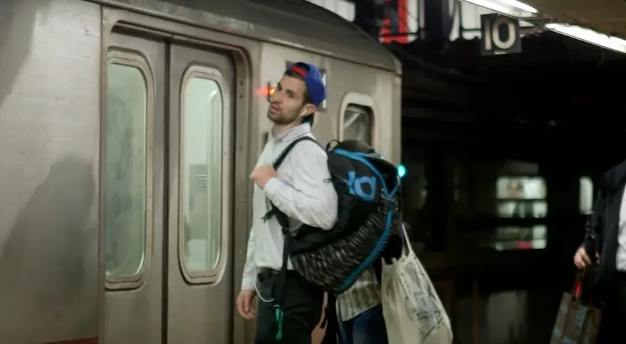Vidéo : la douleur (comique) dans les yeux des New-Yorkais qui ratent leur métro