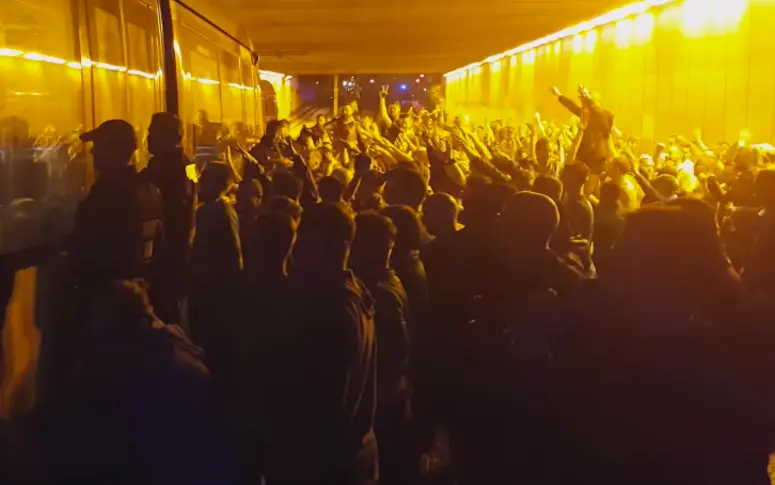 Vidéo : les supporters irlandais chantent pour la police française