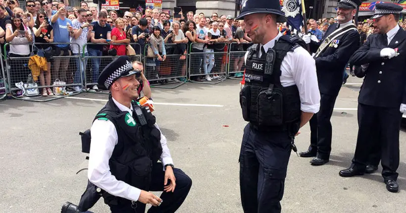 À Londres, des policiers demandent leurs conjoints en mariage pendant la Gay Pride