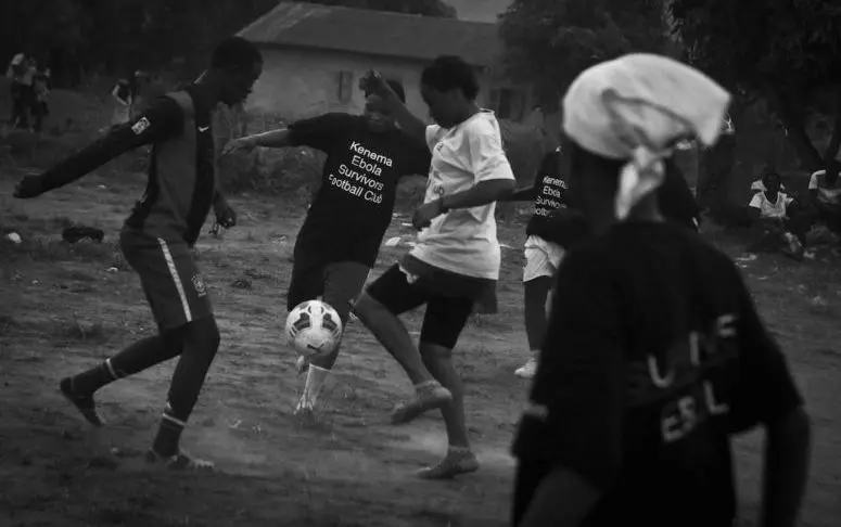 24 heures dans un club de Sierra Leone, où le football a su dribbler le virus Ebola