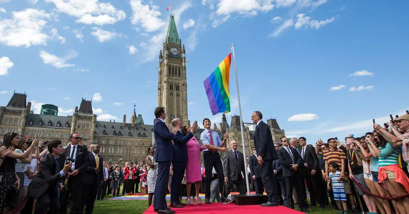 Justin Trudeau hisse le drapeau LGBT devant le parlement canadien