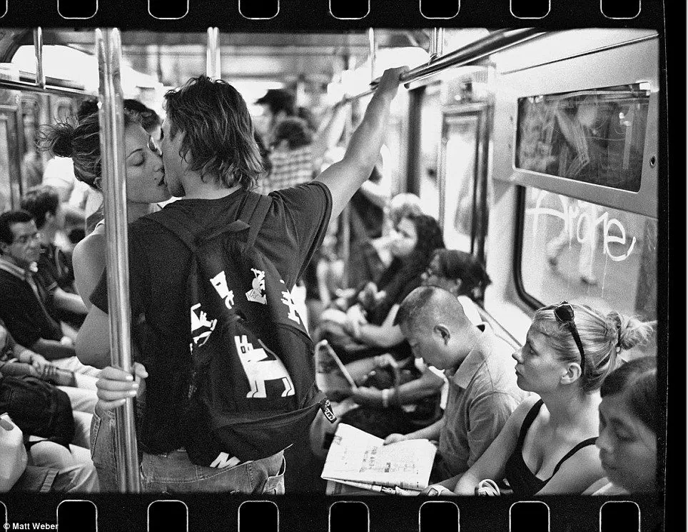 Pendant 30 ans, il photographie des couples qui s’embrassent