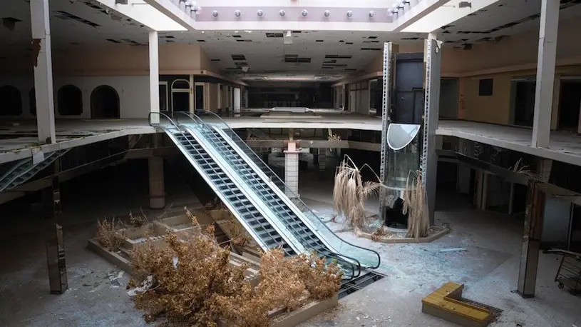 Exploration photo au cœur de centres commerciaux abandonnés