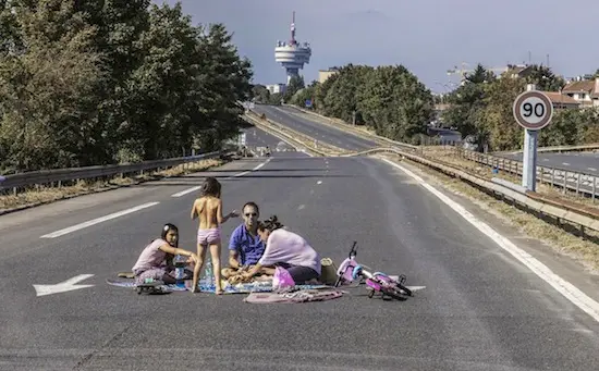 En images : la Seine-Saint-Denis vue à travers des scènes surréalistes