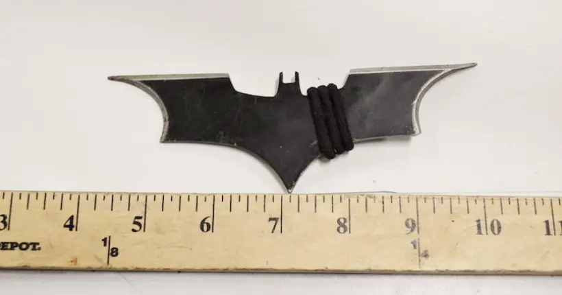 Il lance un batarang sur une voiture de police… et finit au poste