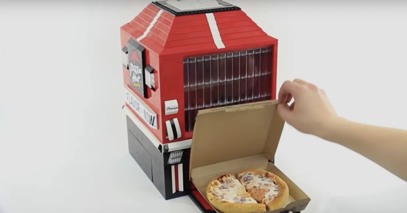 Vidéo : il fabrique des distributeurs de fast-food en Lego