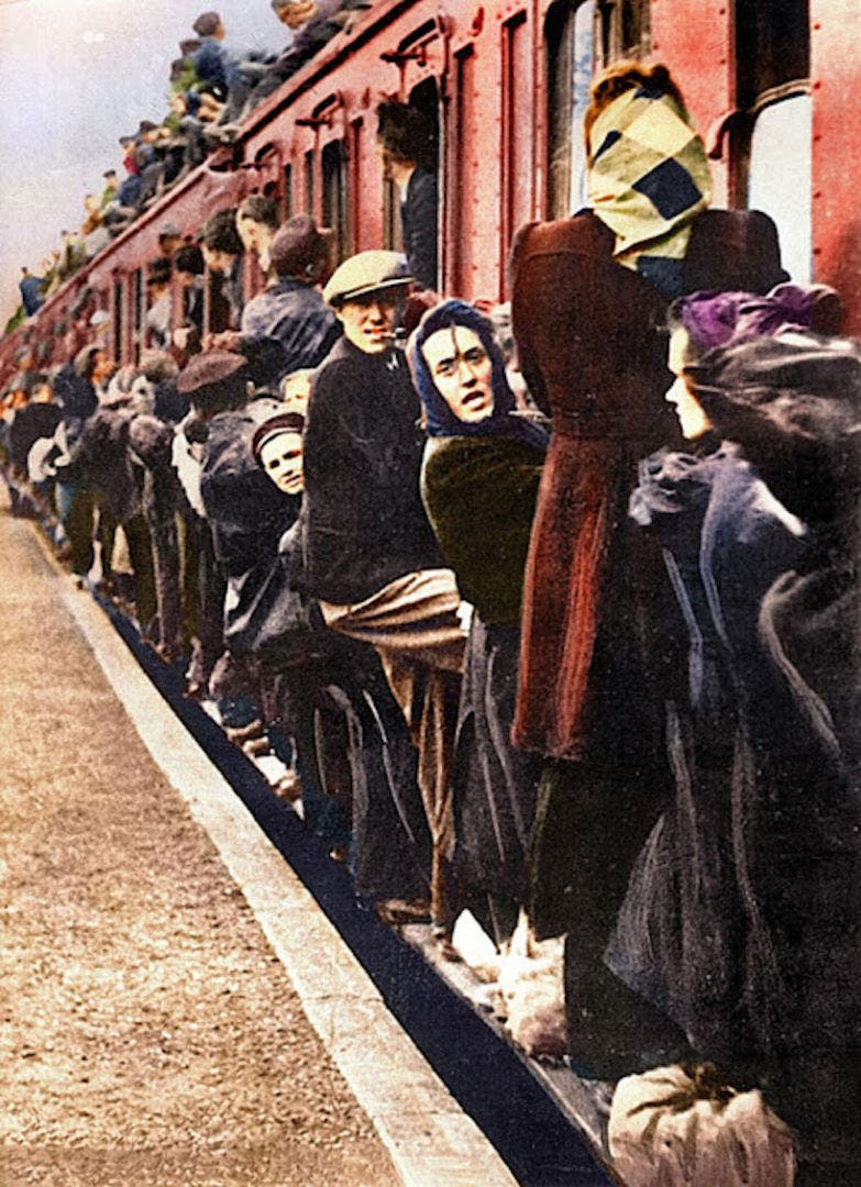 Entre 1944 et 1945. Des réfugiés en provenance de l'Est du Reich allemand. Lieu et date inconnus. (Berliner Verlag / AP / Photo colorisée par Sanna Dullaway pour TIME magazine)