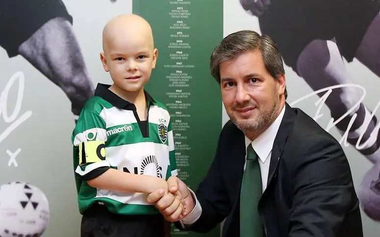 Le Sporting Portugal fait signer un contrat à un jeune garçon luttant contre le cancer