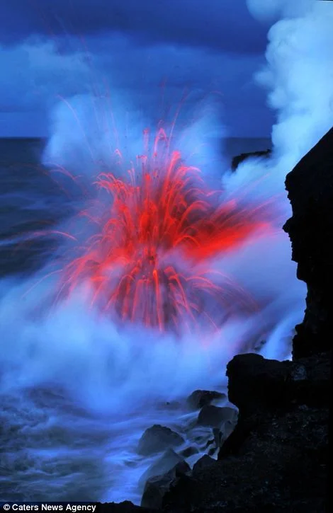 Photos : un volcan en fusion dans la mer