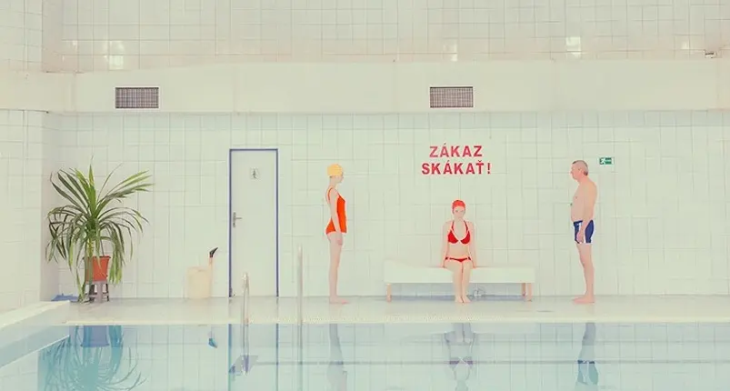 Maria Svarbova réinvente l’univers de la piscine par la couleur