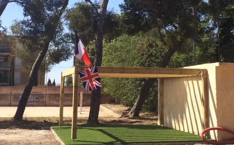 À Marseille, des supporters anglais ont construit un terrain synthétique au cœur d’une cité