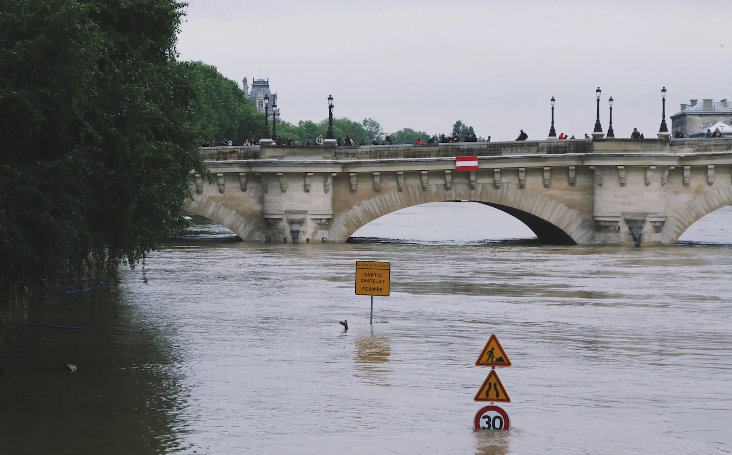 Paris : les impressionnantes images de la Seine en crue