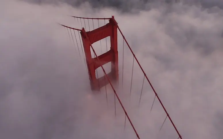 Vidéo : lever de soleil sur San Francisco dans une mer de nuages