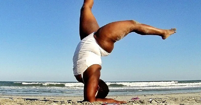 Cette prof de yoga décomplexe des milliers de femmes jugées grosses