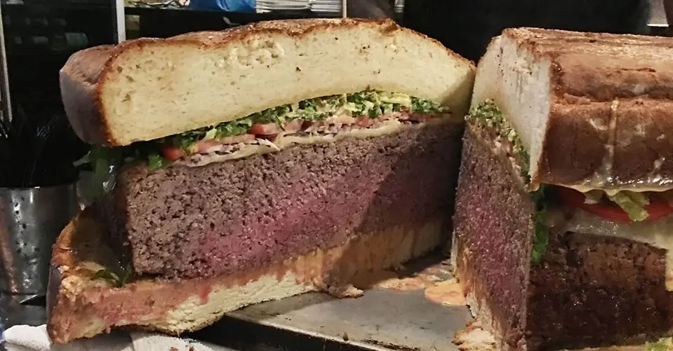 Un restaurant américain trolle ses clients en créant un burger de 45 kilos