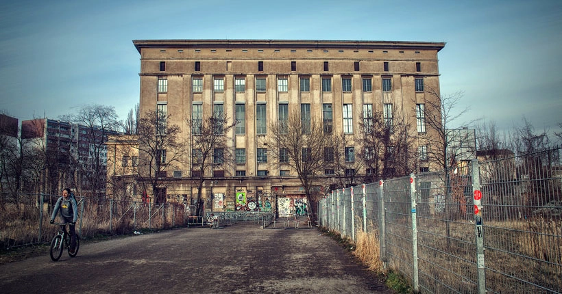 Quand la foudre frappe le Berghain, tous les clubbers font la teuf à poil