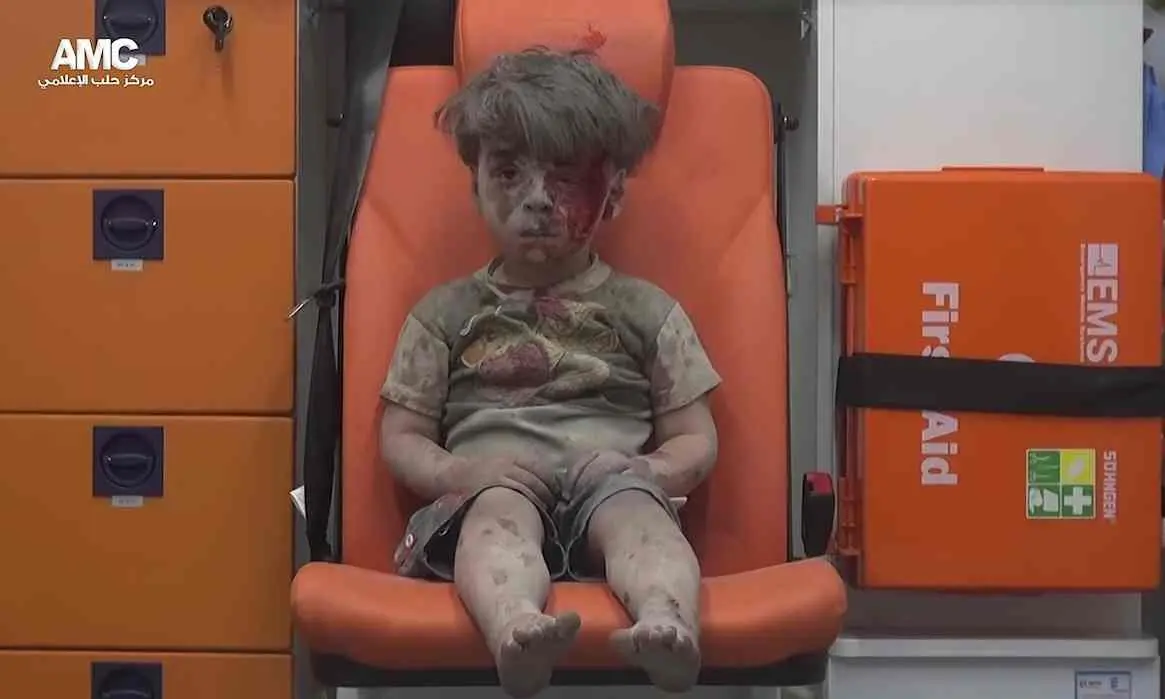 Omran, le petit garçon syrien de l’ambulance, a retrouvé sa famille