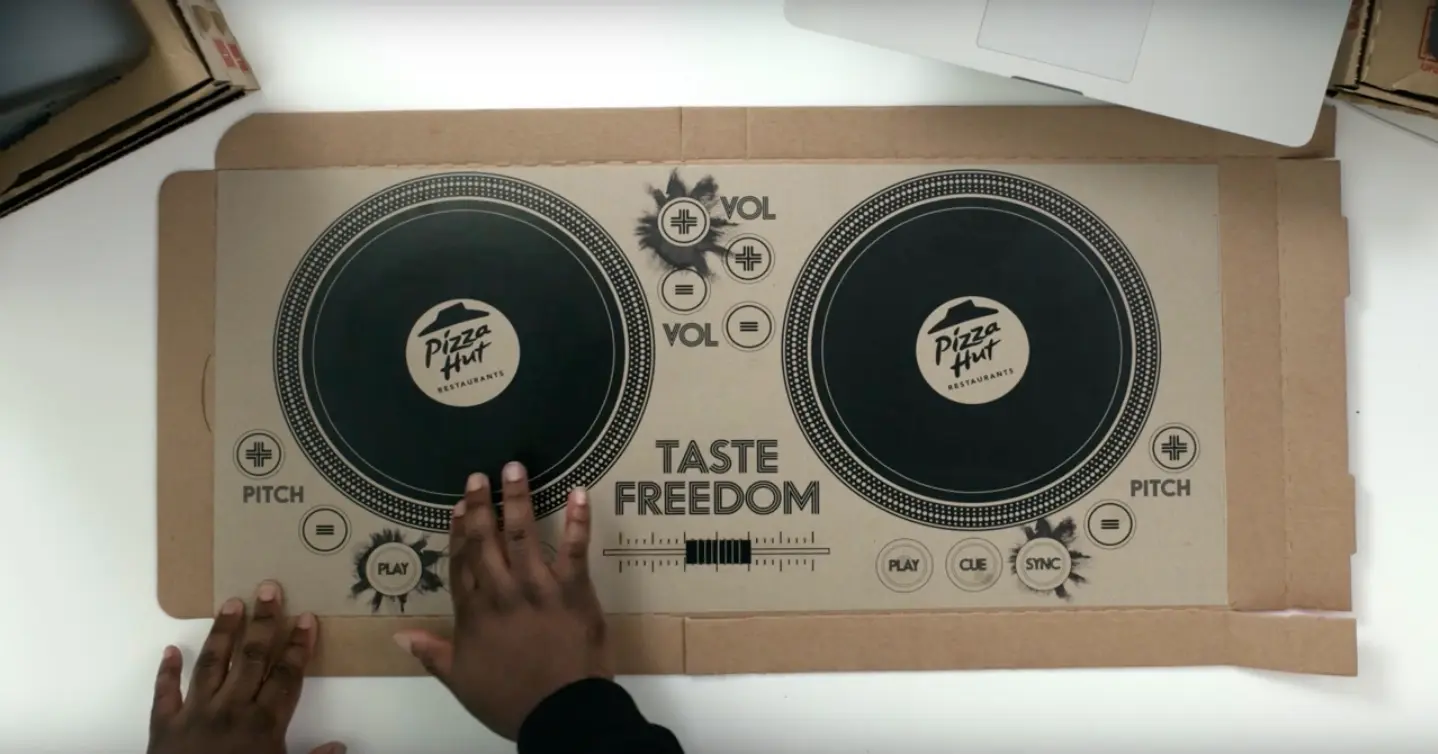 Pizza Hut lance une boîte à pizza qui fait aussi platine de DJ