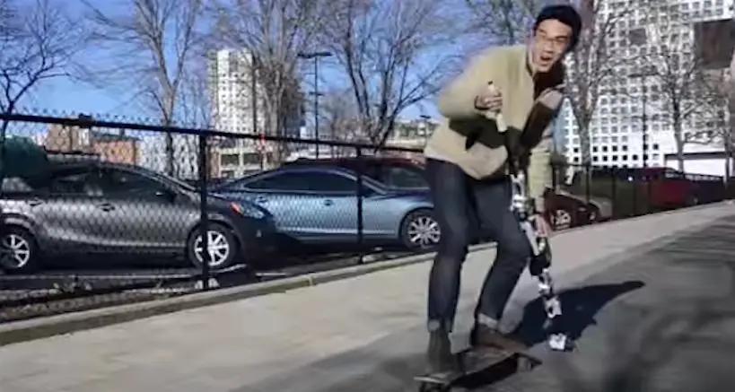 Un skate aussi rapide qu’une voiture grâce à une barre révolutionnaire