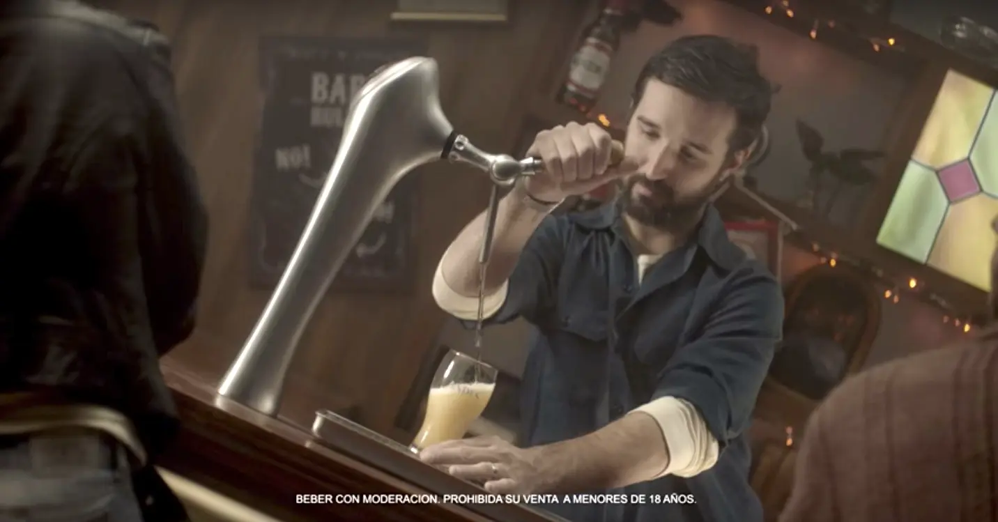 Un bar entièrement penché pour servir la bière à la perfection