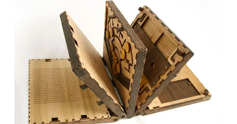 Pour tourner les pages de ce livre en bois, vous devez résoudre des casse-tête