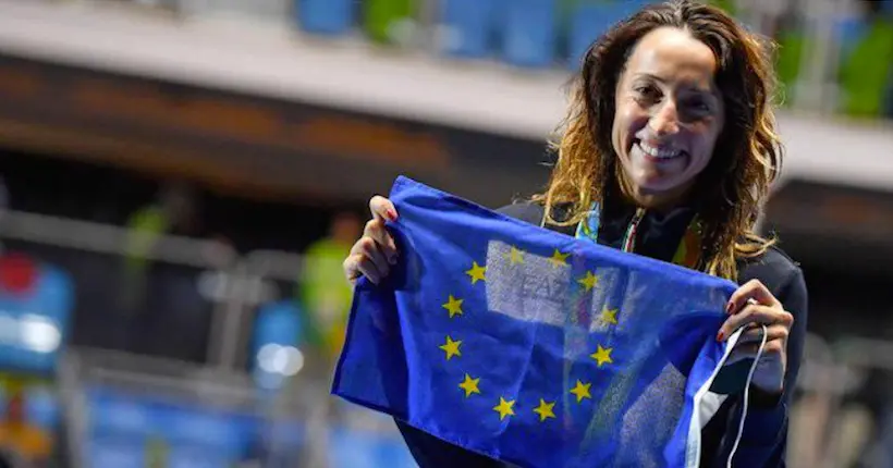 Une escrimeuse italienne agite le drapeau européen sur le podium