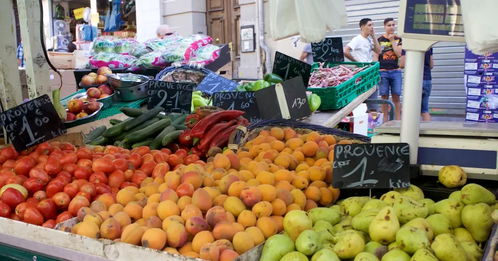 Au marché des capucins, dans le ventre de Marseille