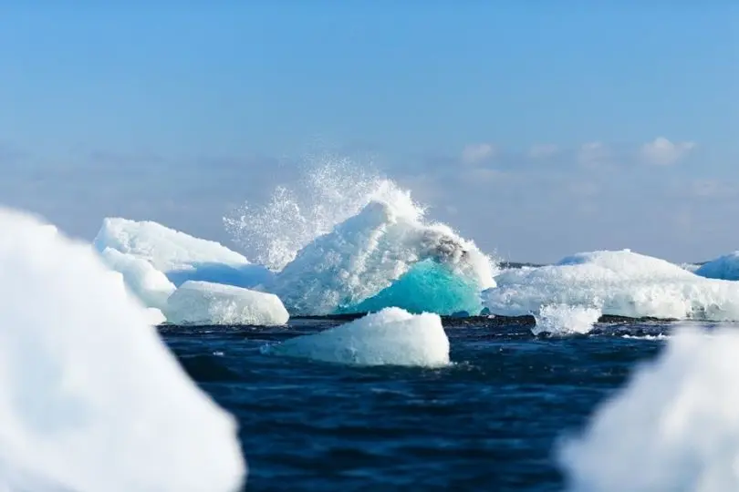 Des lacs bleus géants apparaissent en Antarctique et c’est une très mauvaise nouvelle