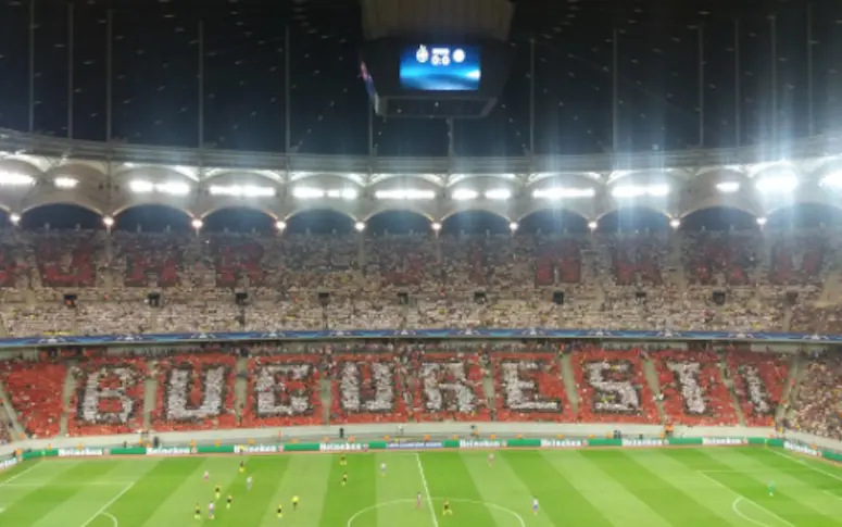 Le gros troll des supporters du Dinamo Bucarest pendant le match du Steaua