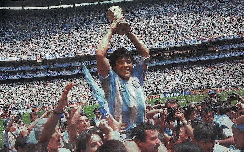 Après la mort de Diego Maradona, les hommages affluent du monde entier