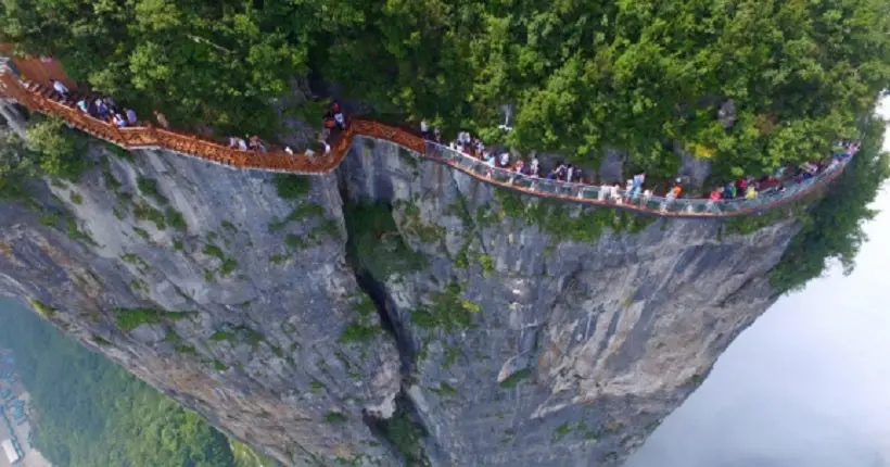 Baladez-vous sur cette passerelle en verre suspendue à 300 mètres de hauteur