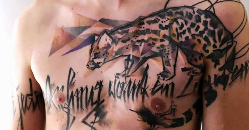 Cette tatoueuse improvise de véritables fresques corporelles