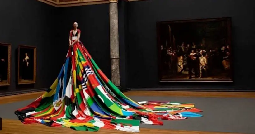 Une robe faite de drapeaux de pays homophobes pour promouvoir les droits des LGBT