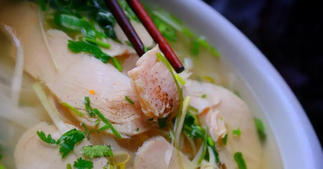 Un chef blanc énerve Internet en expliquant comment manger correctement une soupe vietnamienne