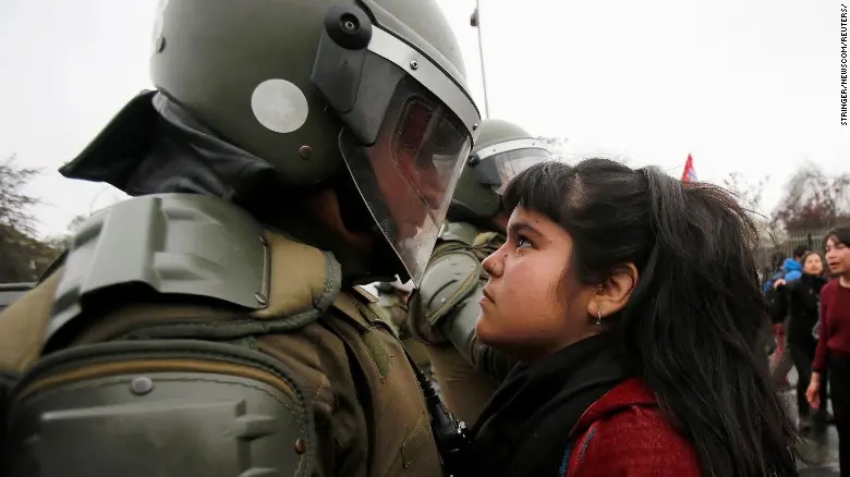 Cette photo d’une jeune Chilienne face à un policier captive le monde entier