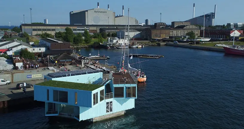 Au Danemark, des conteneurs sont recyclés en logements étudiants flottants