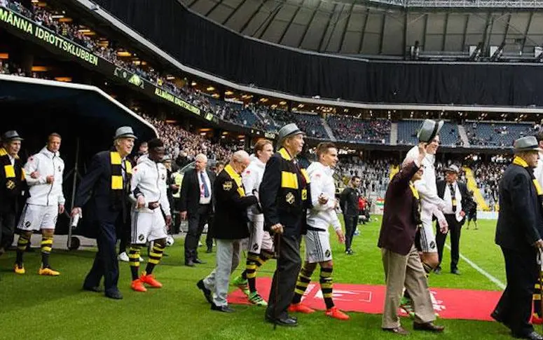 Vidéo : les joueurs d’un club suédois entrent sur le terrain avec ses membres les plus âgés