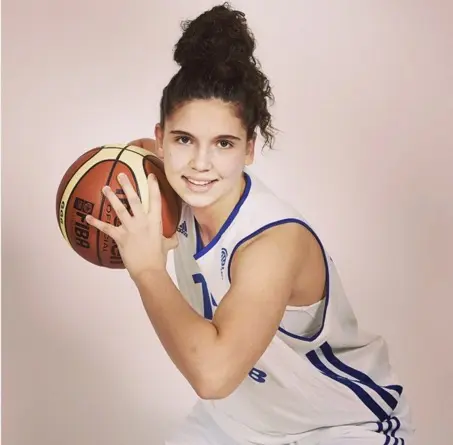 A seulement 16 ans, elle fait sa rentrée à Harvard pour devenir basketteuse pro