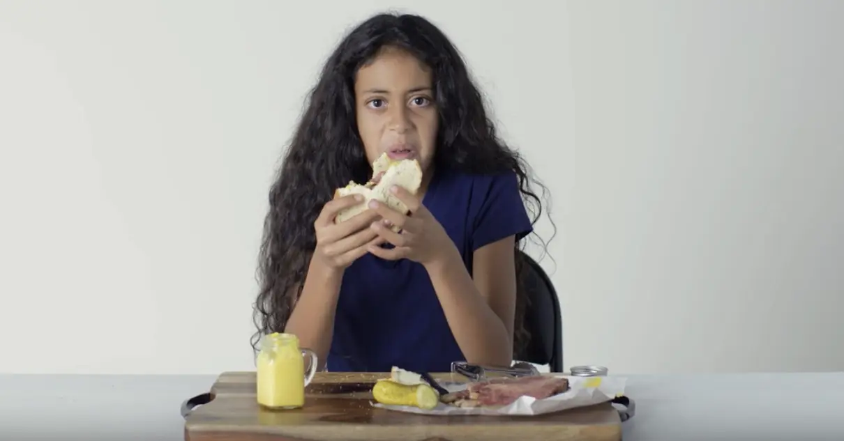 Vidéo : des enfants goûtent 100 ans de sandwichs
