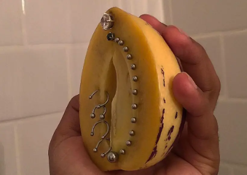 Le piercing sur des vêtements ou des fruits est la tendance chelou du moment