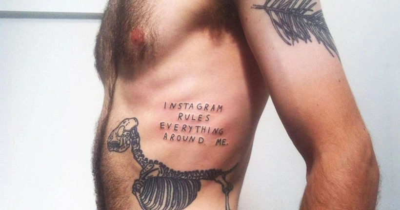 Des tatouages en forme de punchlines sur la vie moderne