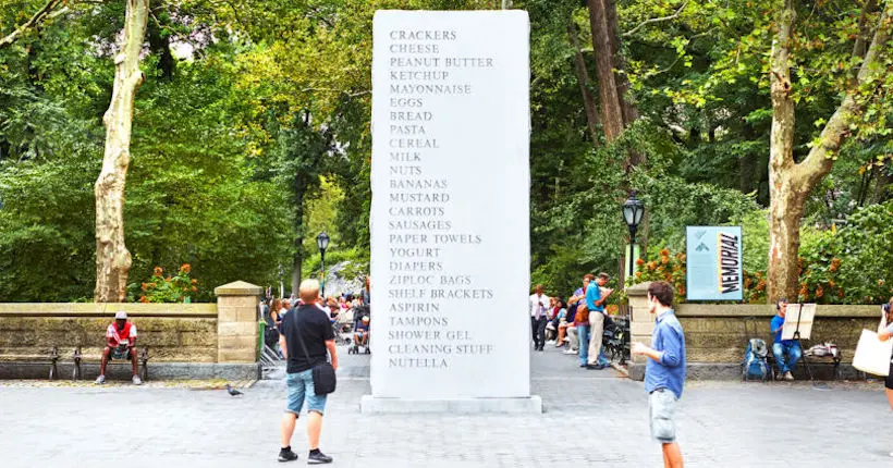 À New York, une liste de courses de 5 mètres de haut traîne au milieu de Central Park